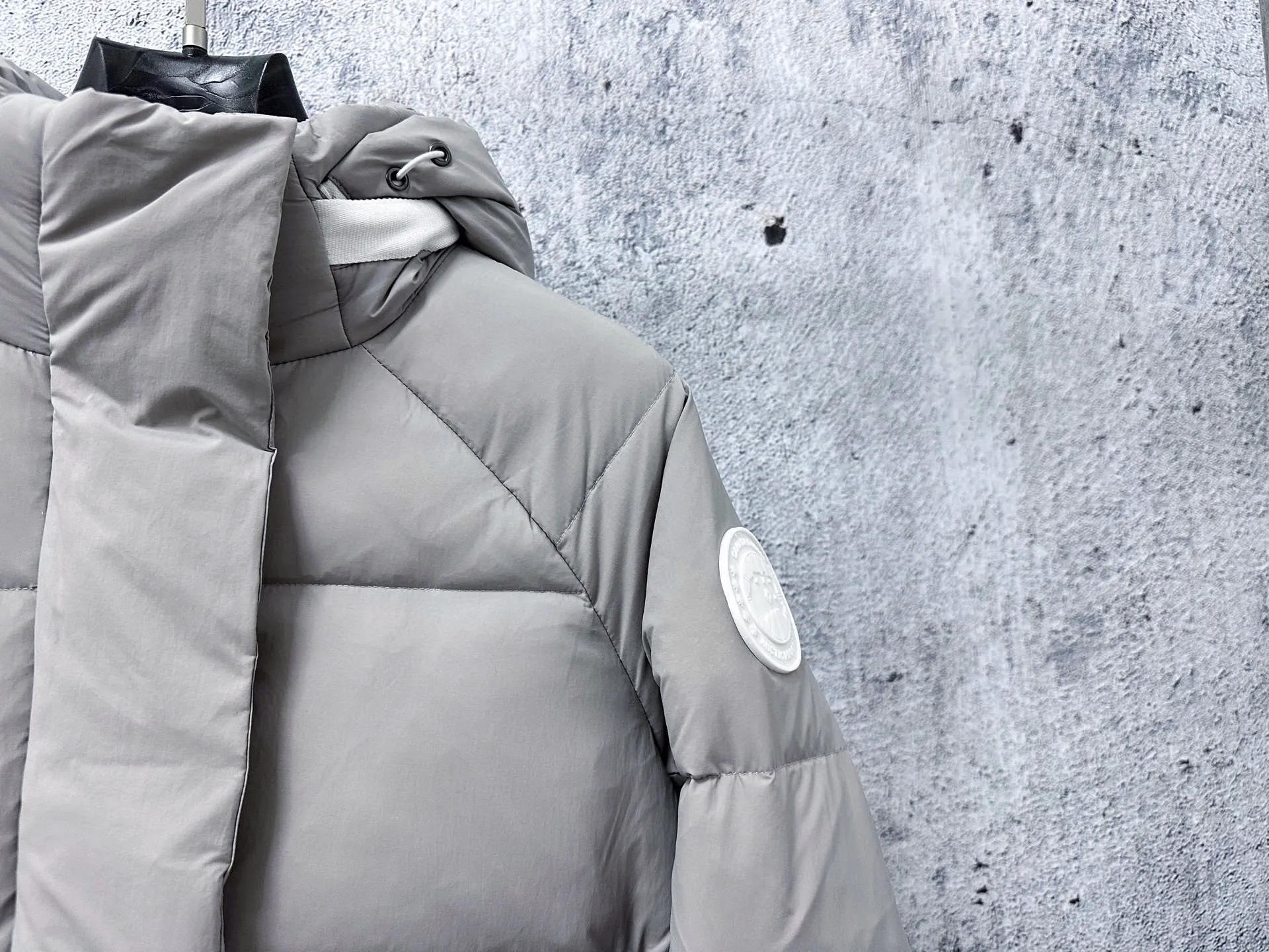 [𝗖𝗔𝗡𝗔𝗗𝗔 𝗚𝗢𝗢𝗦𝗘] Capsule Series Macaron Color White Label Fabric: Made of CORDURA gray cloth imported from Du Pont of the United States, soft Endura Luxe fabric, which enhances the durability of easy-to-wear parts, is lightweight and durable; the inner liner is made of T anti-velvet gallbladder, which is comfortable and soft, and does not rip through velvet. : Equipped with a detachable hood, which can be adjusted in two directions, and is also filled with down, which brings greater softness and wrapping around the head and neck, and is full of warmth. This parka has White trim on the back and around it, and the hardware locks are all original and custom-made, complementing the soft fabric color. Goose logo: The new Series silicone material logo on the official website, non-embroidered logo. Length: Fit hip-length. Size：XS-L